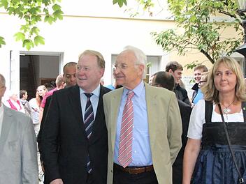 Beim Einzug in den Josias-Garten (von links): Landtagsabgeordneter Jürgen W. Heike, Bundestagsabgeordneter Hans Michelbach, Ex-Ministerpräsident Edmund Stoiber und CSU-Kreisvorsitzende Birgit Weber.  Fotos: Simone Bastian
