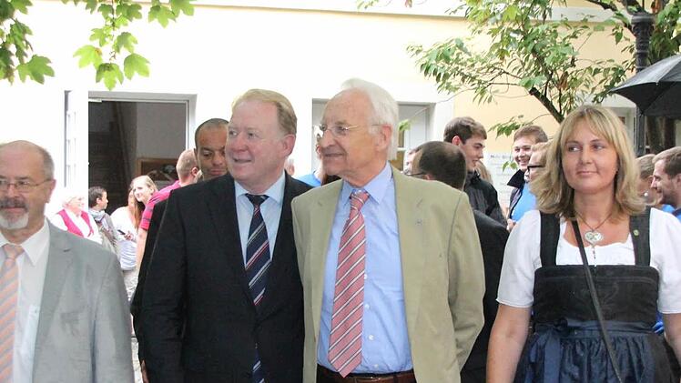 Beim Einzug in den Josias-Garten (von links): Landtagsabgeordneter Jürgen W. Heike, Bundestagsabgeordneter Hans Michelbach, Ex-Ministerpräsident Edmund Stoiber und CSU-Kreisvorsitzende Birgit Weber.  Fotos: Simone Bastian