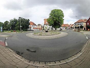 In dieser Ansicht gibt es den Kreisverkehr selten. In der Regel dominieren Fahrzeuge das Rondell direkt vor der Polizeistation.  Foto: Michael Busch