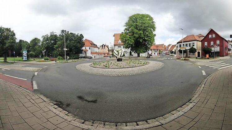 In dieser Ansicht gibt es den Kreisverkehr selten. In der Regel dominieren Fahrzeuge das Rondell direkt vor der Polizeistation.  Foto: Michael Busch