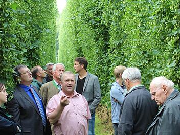 Der Igensdorfer Georg Friedrich informiert seine Gäste.  Foto: fra-press
