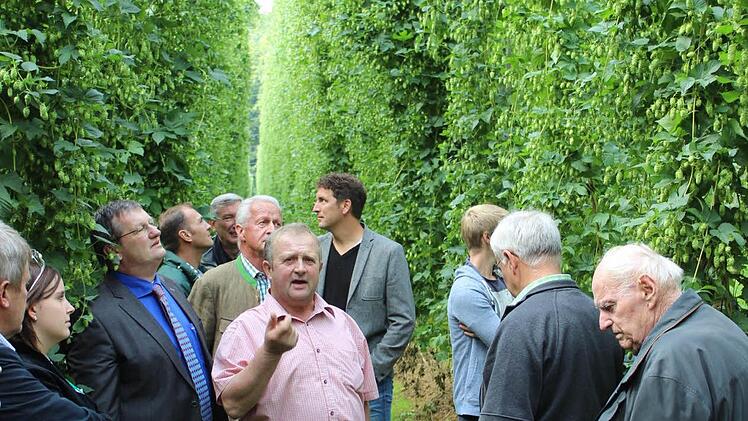 Der Igensdorfer Georg Friedrich informiert seine Gäste.  Foto: fra-press