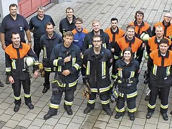 Die erfolgreichen Feuerwehrleute mit den Vertretern der Gemeinde und der Feuerwehrführung  Foto: Roland Mayer