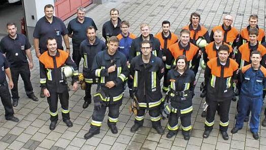 Die erfolgreichen Feuerwehrleute mit den Vertretern der Gemeinde und der Feuerwehrführung  Foto: Roland Mayer