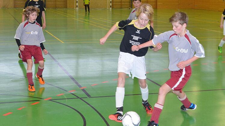 Aus im Halbfinale: Auch wenn es nur zum undankbaren vierten Platz gereicht hatte, durften die U-13-Kicker der SG Obererthal (helle Trikots) sehr zufrieden sein mit ihrem Abschneiden bei der Kreismeisterschaft. Unser Schnappschuss stammt aus dem Spiel um den dritten Platz gegen die JFG Oberes Streutal. Foto: Jim