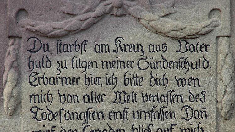 Die Inschrift des Feldkreuzes ist nach der Sanierung nun wieder gut lesbar.  Foto: Dieter Britz