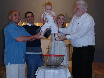 Gehalten und unterstützt wird Avery von (von links nach rechts) Patenonkel John, Vater Dominik, Mutter Marlene und Patenonkel Frederick.  Foto: Stephanie Elm