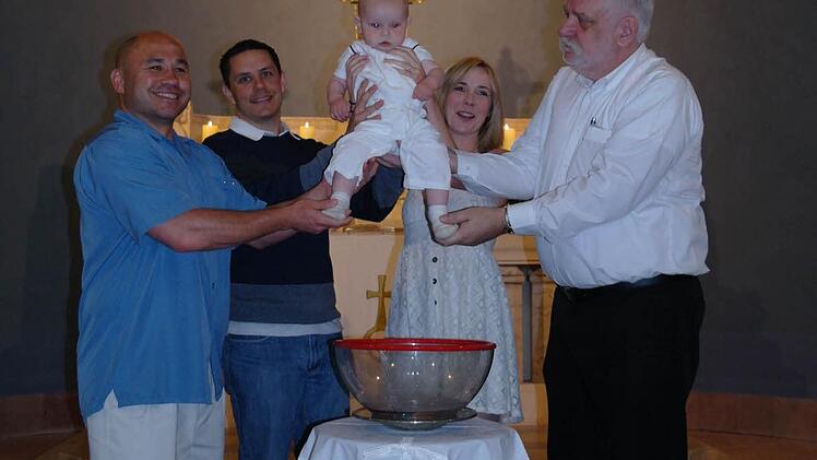 Gehalten und unterstützt wird Avery von (von links nach rechts) Patenonkel John, Vater Dominik, Mutter Marlene und Patenonkel Frederick.  Foto: Stephanie Elm