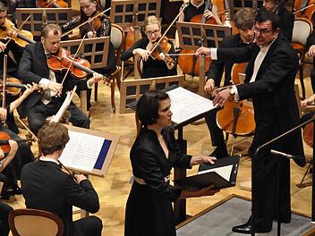 Das Bezirksjugendsinfonieorchester Unterfranken spielte unter der musikalischen Leitung von Hermann Freibott im Regentenbau. Die Altistin Nora Meyer begeisterte in Johannes Brahms '"Alt-Rhapsodie."  Fotos: Klopf