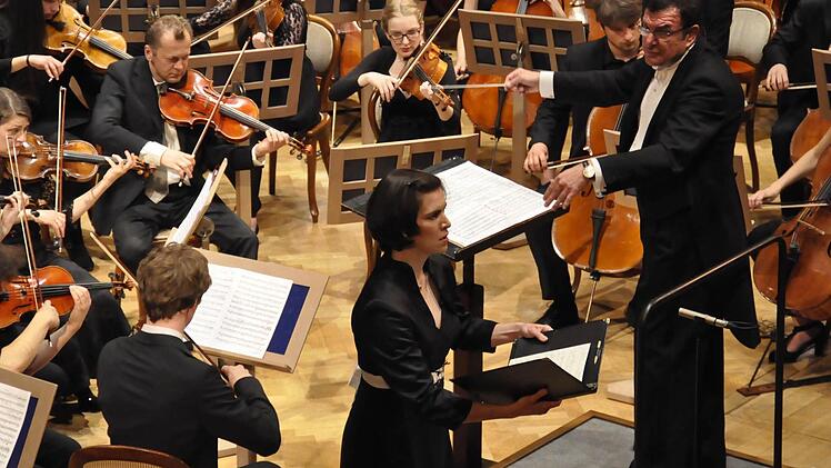 Das Bezirksjugendsinfonieorchester Unterfranken spielte unter der musikalischen Leitung von Hermann Freibott im Regentenbau. Die Altistin Nora Meyer begeisterte in Johannes Brahms '"Alt-Rhapsodie."  Fotos: Klopf