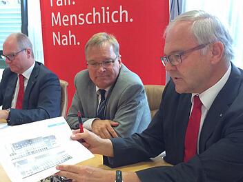 Sparkassenvorstand Konrad Gottschall und OB Andreas Starke (Mitte) präsentieren die Pläne für das Quartier an der Mauer zwischen ZOB und Langer Straße in Bamberg. Eine Realisierung bis Ende 2017 sei unter günstigen Bedingungen machbar, sagten die Verantwortlichen.  Foto: MW
