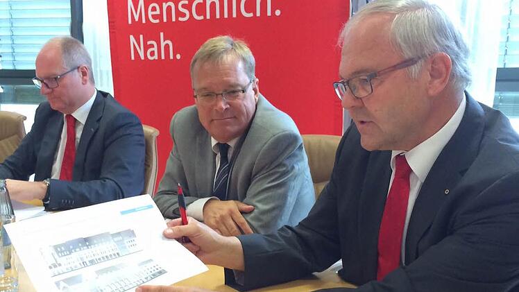 Sparkassenvorstand Konrad Gottschall und OB Andreas Starke (Mitte) präsentieren die Pläne für das Quartier an der Mauer zwischen ZOB und Langer Straße in Bamberg. Eine Realisierung bis Ende 2017 sei unter günstigen Bedingungen machbar, sagten die Verantwortlichen.  Foto: MW