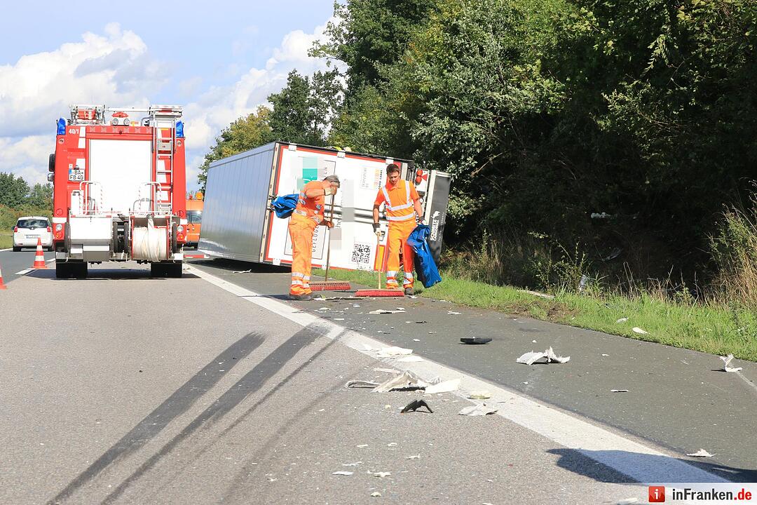 Unfall auf A73 bei Buttenheim: Lkw umgekippt