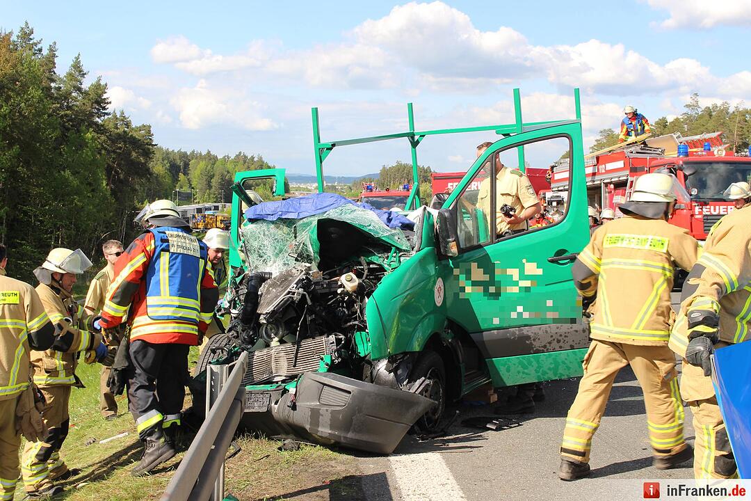 A9: Kleintransporter prallt gegen Heck eines Lkws – drei Menschen schwer verletzt