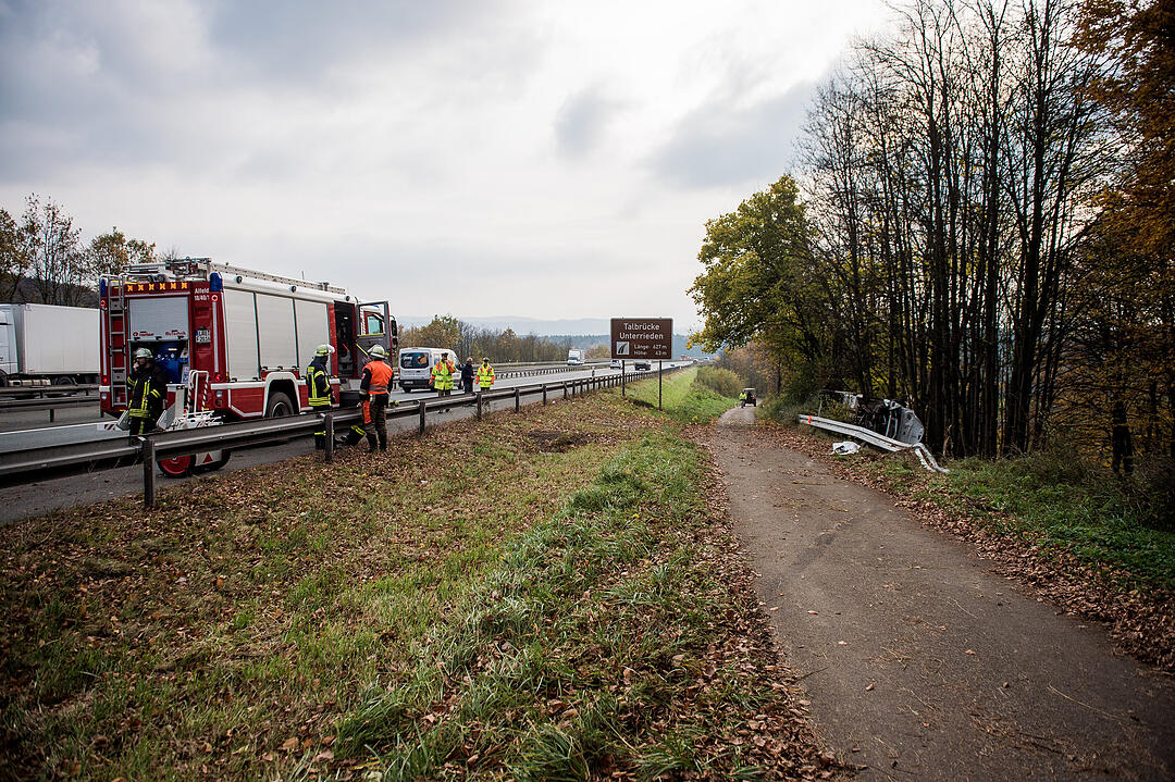 A6 bei Nürnberg: Transporter prallt in Baum - ein Toter