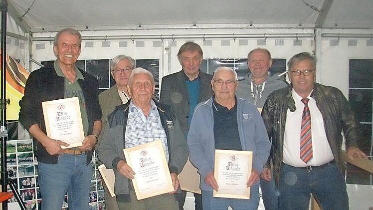 Die Ehrenmitglieder (hinten, von links) Eckhard Bl&uuml;chel, Hans J&uuml;rgen Heller, Robert Kremer und Manfred Schuberth sowie (vorne, von links) Rudi Heinisch und Werner Witzgall mit Gerhard Sesselmann