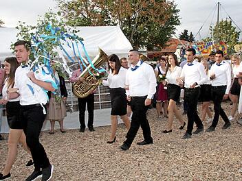 25 Paare drehten in Weisendorf ihre Runden um den Baum. Foto: Richard Sänger