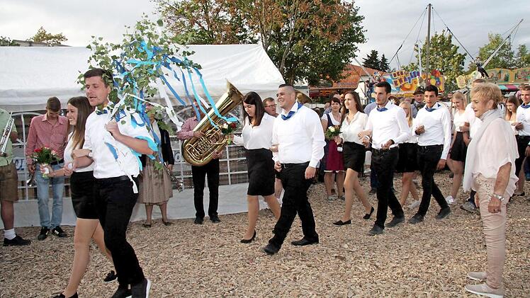 25 Paare drehten in Weisendorf ihre Runden um den Baum. Foto: Richard Sänger