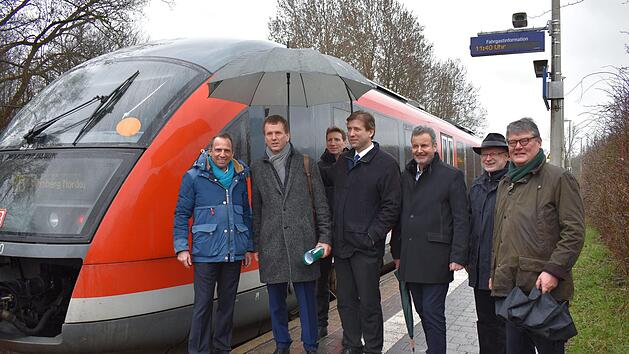Bayerns Umweltminister Thorsten Glauber (l.) traf sich am R&uuml;sselbacher Bahnhof mit Vertretern der Bahn und der umliegenden Kommunen, um mit ihnen &uuml;ber die Wichtigkeit der Gr&auml;fenbergbahn und deren deshalb notwendiger Ert&uuml;chtigung zu sprechen.Petra Malbrich