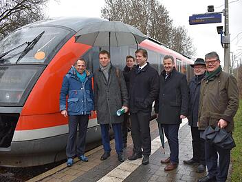 Bayerns Umweltminister Thorsten Glauber (l.) traf sich am Rüsselbacher Bahnhof mit Vertretern der Bahn und der umliegenden Kommunen, um mit ihnen über die Wichtigkeit der Gräfenbergbahn und deren deshalb notwendiger Ertüchtigung zu sprechen.Petra Malbrich