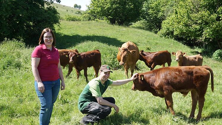 Nadine und Klaus Manger mit ihren  Kühen. Foto: Marion Eckert