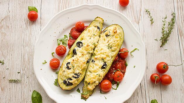 &Uuml;berbackene Zucchini-Schiffchen sehen nicht nur toll aus, sie sind auch wahnsinnig lecker.