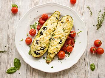 &Uuml;berbackene Zucchini-Schiffchen sehen nicht nur toll aus, sie sind auch wahnsinnig lecker.