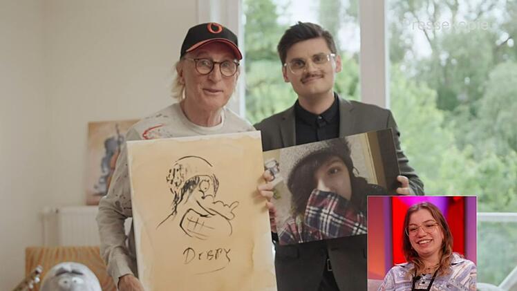 Otto Waalkes (links) zeigt seine Comic-Zeichnung von Deborah.