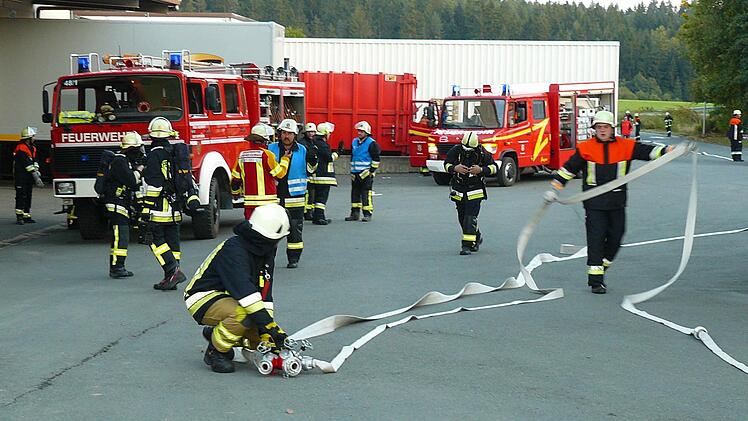Die Wehren aus Kupferberg und Mannsflur beim Förderstreckenbau.
