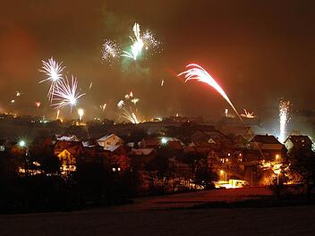 Ein Stativ und eine lange Belichtungszeit sind das Geheimnis von solchen Aufnahmen in der Silvesternacht: Dieses Bild zeigt das Feuerwerk über Schönderling mit Schondra im Hintergrund. Foto: Jürgen Hüfner