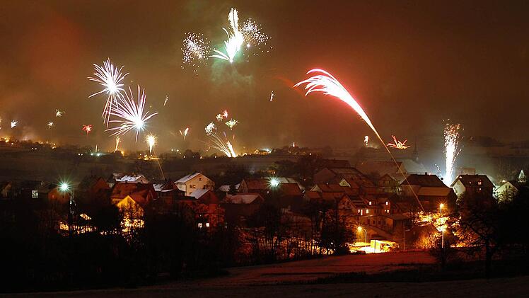 Ein Stativ und eine lange Belichtungszeit sind das Geheimnis von solchen Aufnahmen in der Silvesternacht: Dieses Bild zeigt das Feuerwerk über Schönderling mit Schondra im Hintergrund. Foto: Jürgen Hüfner