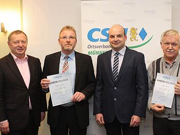 Thomas Meckel (Zweiter von links) und Arnold Nöth (rechts) wurden vom Ortsvorsitzenden Michael Kastl (Zweiter von rechts) und dem Kreisvorsitzenden Thomas Bold (links) geehrt. Foto: CSU