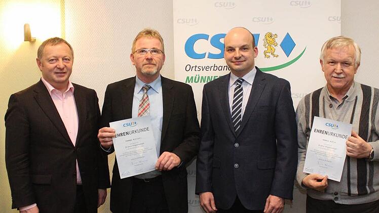 Thomas Meckel (Zweiter von links) und Arnold Nöth (rechts) wurden vom Ortsvorsitzenden Michael Kastl (Zweiter von rechts) und dem Kreisvorsitzenden Thomas Bold (links) geehrt. Foto: CSU