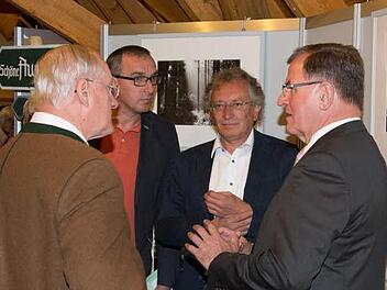 Die Sonderausstellung "Die schöne Rhön - Der Fotograf Hermann Eckert und die Anfänge des Tourismus in der Rhön" auf Schloss Aschach haben (von links) Konrad Löbmann, 2. Bürgermeister Andreas Sandwall, Heinrich Hacker (Fränkisches Freilandmuseum Fladungen) und Bezirkstagspräsident Erwin Dotzel eröffnet.  Foto: Björn Hein