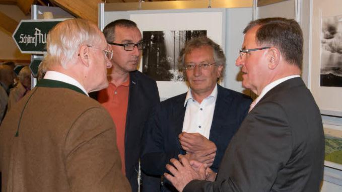 Die Sonderausstellung "Die schöne Rhön - Der Fotograf Hermann Eckert und die Anfänge des Tourismus in der Rhön" auf Schloss Aschach haben (von links) Konrad Löbmann, 2. Bürgermeister Andreas Sandwall, Heinrich Hacker (Fränkisches Freilandmuseum Fladungen) und Bezirkstagspräsident Erwin Dotzel eröffnet.  Foto: Björn Hein