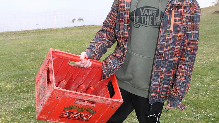 Filip Frosch mit einem leeren Bierkasten. Foto: Sonja Adam