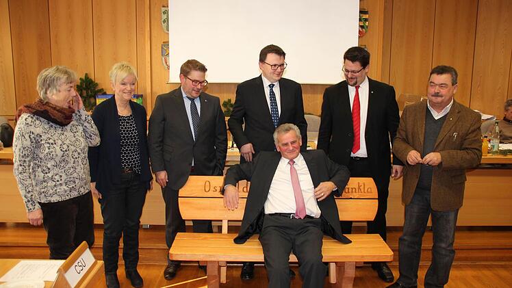 Oswald Marr nahm Platz auf seiner Ruhebank. Das Bild zeigt (von links): Edith Memmel, Petra Zenkel-Schirmer, Björn Cukrowski, Bernd Liebhardt, Oswald Marr, Stefan Wicklein und Richard Rauh.  Foto: Friedwald Schedel