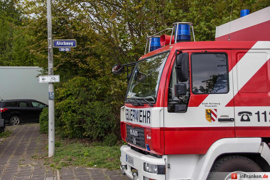 Diesel aus undichtem Bootstank verunreinigt das Wasser im Sportboothafen in Nürnberg