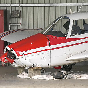 Leichtflugzeug legt Bruchlandung auf Flugplatz in Hettstadt hin
