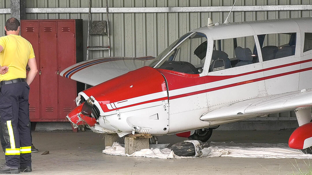 Leichtflugzeug legt Bruchlandung auf Flugplatz in Hettstadt hin