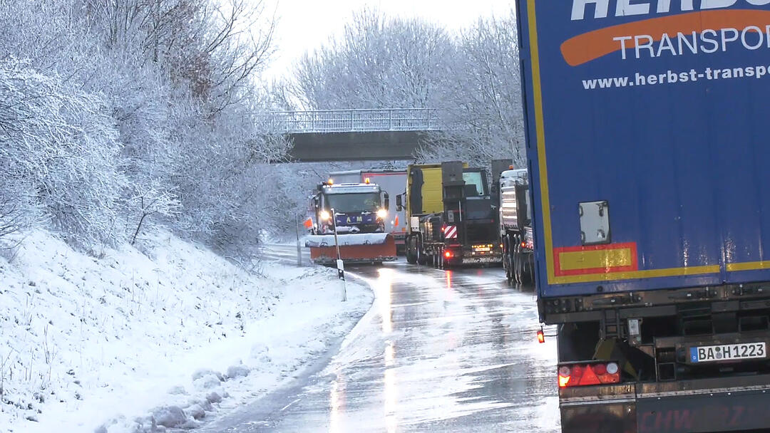 Stillstand im Landkreis Hof: Schnee und Eis lassen Verkehr erliegen