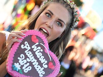 Julia Prokopy ist die Nachfolgerin von Partizia Dinkel. Die Mittelfränkin ist "Wiesn-Playmate 2018". Foto: Felix Hörhager/dpa