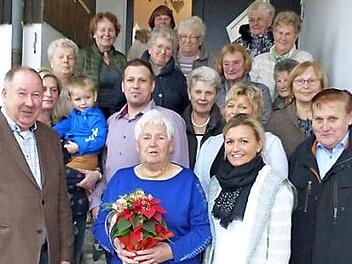 Unser Bild zeigt die Jubilarin Erika Hain (vorn mit Blumen) im Kreise der Familie und Gratulanten.  Foto: Klaus-Peter Wulf