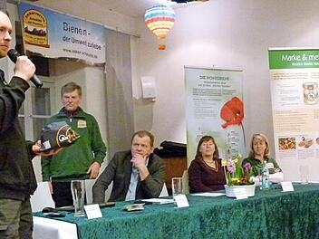 Sie lieferten Lehrstunden in Sachen Artenschutz: von links Matej Mezovský, Edgar Böhmer, Kornelia Marzini und Cornelia Schecher, moderiert von Herbert Beck. Fotos: Marion Krüger-Hundrup