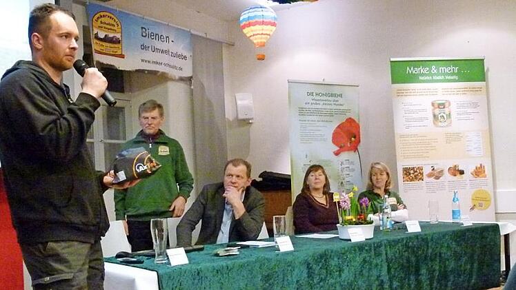 Sie lieferten Lehrstunden in Sachen Artenschutz: von links Matej Mezovský, Edgar Böhmer, Kornelia Marzini und Cornelia Schecher, moderiert von Herbert Beck. Fotos: Marion Krüger-Hundrup