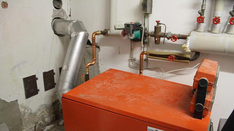 Auf der anderen Seite des Abluftschachtes ist die Heizung des Anwesens Sesselmann. Sie musste wegen der Wassereinbrüche ausgebaut werden. Weitere Sanierungen sind nötig.Sonny Adam