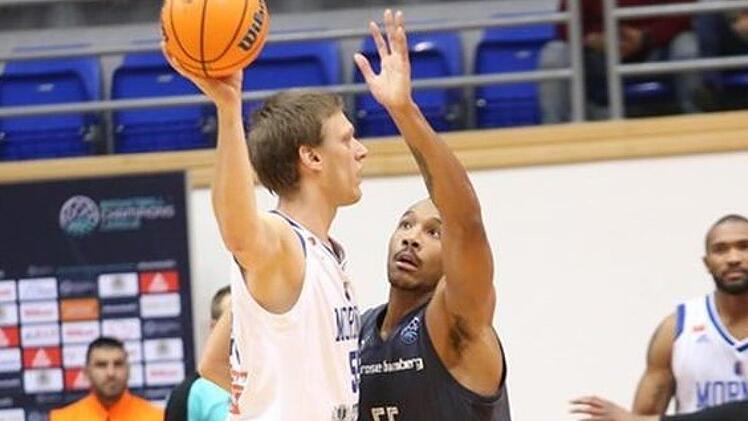 Der 2,13 Meter große Uros Lukovic hält den Ball weit weg vom Bamberg Deron Atkins.  Foto: championsleague.basketball