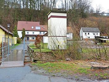 Die gemeindlichen Flächen vor und hinter der Brücke am Weiherweg sollen im Zuge der Brückensanierung aufgewertet werden. Wie genau, steht allerdings noch nicht fest.  Foto: Dieter Hübner