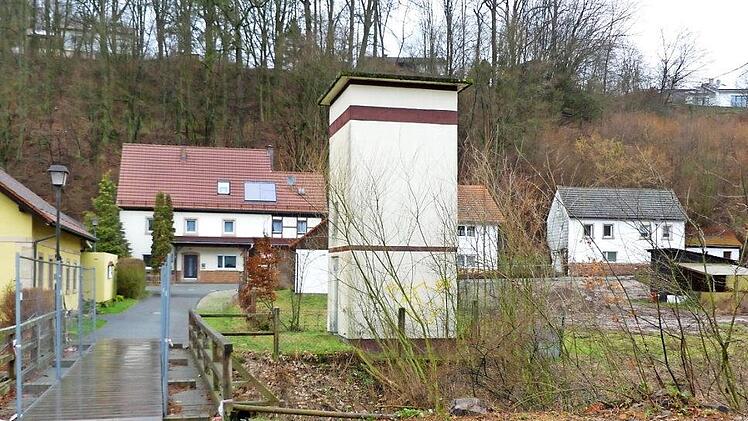 Die gemeindlichen Flächen vor und hinter der Brücke am Weiherweg sollen im Zuge der Brückensanierung aufgewertet werden. Wie genau, steht allerdings noch nicht fest.  Foto: Dieter Hübner