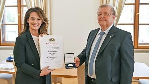 Staatsministerin Michaela Kaniber verlieh Olaf Schmidt die Staatsmedaille in Silber und verabschiedete Schmidt als Präsident der LWF in den Ruhestand.  Foto: Pia Regnet/Staatsministerium ELF